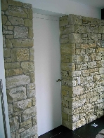 Massive Haustür aus Eiche mit Natursteinrahmen